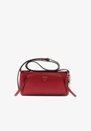 Sac à bandoulière Guess en cuir rouge avec sangle réglable, fermeture zippée sur le dessus, logo à l'avant et breloques porte-clés dorées sur le côté.