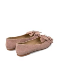 Ballerines en daim rose avec un bout rond, ornées de grandes fleurs et d'un détail décoratif en strass à l'avant.