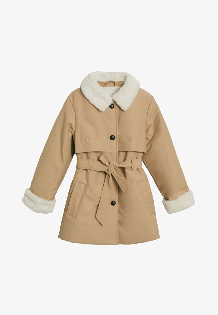 Beige Jacke mit einem Kunstpelzkragen und -manschetten, tailliertem Gürtel und zwei vorderen Taschen. Mit schwarzen Knöpfen entlang der Vorderseite.
