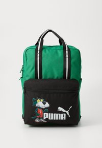 Zaino verde e nero con scomparti con cerniera, caratterizzato da un design di un gatto dei cartoni animati e dal logo Puma sulla parte anteriore, realizzato in un tessuto resistente.