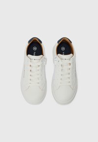 Weiße Sneaker mit einer glatten Lederoberfläche, Schnürdesign, kontrastierenden marineblauen Details und einem seitlichen Reißverschluss. Das Innenfutter verfügt über eine gepolsterte Innensohle.