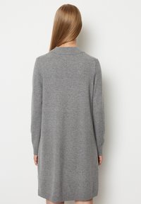 Abito grigio in maglia con maniche lunghe, colletto e silhouette dritta, caratterizzato da una morbida texture e una lunghezza fino al ginocchio.