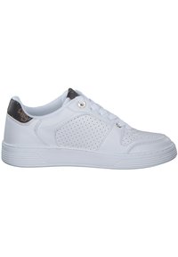 Zapatillas deportivas blancas con diseño perforado, material de cuero suave, puntera redonda, suela plana de goma y un acento texturizado en el talón trasero.