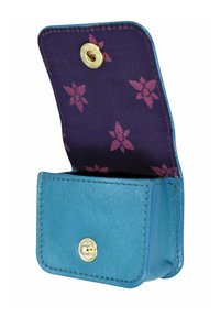 Teal leren muntentas met een drukknoopsluiting; interieur bedekt met kleine roze bloemen op een donkerpaarse achtergrond. Compact en duurzame ontwerp.