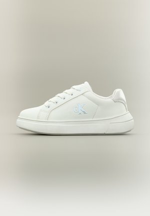 Baskets blanches en cuir synthétique lisse avec une pointe arrondie, un design minimaliste, des coutures ton sur ton et un petit logo bleu sur le côté.