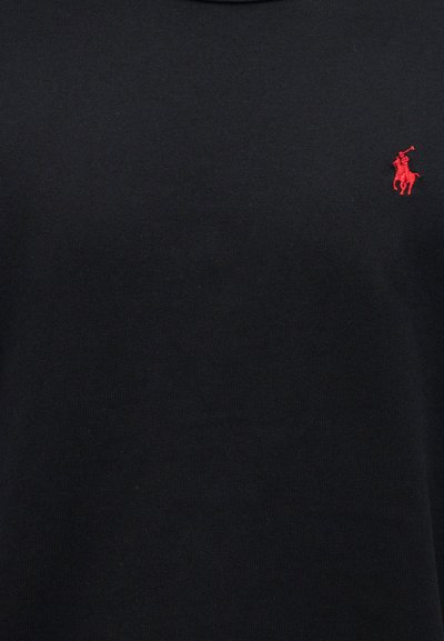 Μαύρο ύφασμα με μικρή κόκκινη κεντητική φιγούρα παίκτη πόλο με άλογο, στην πάνω δεξιά πλευρά.