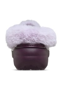 Fioletowe buty wsuwane z luksusowym, lawendowym wykończeniem z sztucznego futra oraz gładką teksturowaną cholewką. Gruba podeszwa zapewniająca amortyzację i wsparcie.