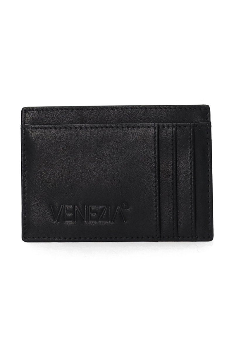 Černý kožený držák na karty s více přihrádkami, raženým logem, hladkou texturou a minimalistickým designem. Klasický obdélníkový tvar.