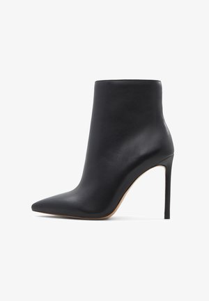 Stivaletti neri in pelle con punta affusolata e tacco a stiletto alto. Texture liscia, design minimalista, silhouette elegante.