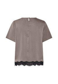 Blouse courte en satin taupe avec fermeture par boutons au dos et bordure en dentelle noire le long de l'ourlet.