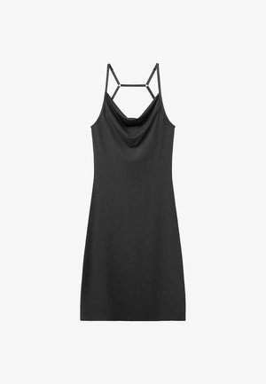 Robe noire au genou avec encolure drapée et doubles fines bretelles reliées par une lanière horizontale dans le dos.