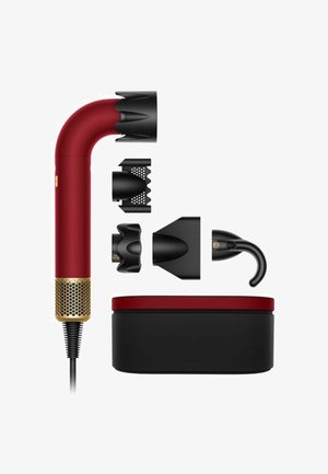 Rød og guldfarvet håndholdt hårtørrer med fire sorte udskiftelige mundstykker og en sort og rød opbevaringsetui.