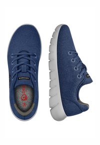Blaue Filz-Sneaker mit grauen Akzenten, weißer Gummisohle, runder Zehenform und Schnürdesign. Enthält ein Logo auf der Zunge und eine strukturierte Innensohle.
