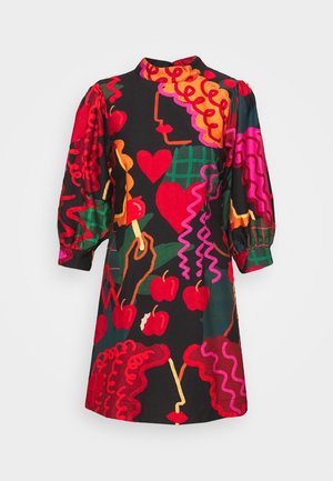 Schwarzes Kleid mit Puffärmeln, verziert mit bunten abstrakten Gesichtern, roten Herzen, Äpfeln und geschwungenen Linien in Rot, Pink, Orange und Grün.