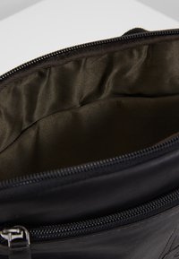Strellson HYDE PARK SHOULDERBAG - Skuldertasker - black