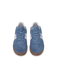 Μπλε σουέντ αθλητικά παπούτσια με λευκές λεπτομέρειες, στρογγυλερή μύτη και δέσιμο με κορδόνια. Καφέ λαστιχένια σόλα με υφή και ραφές.