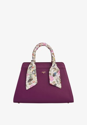 Lilla læderhandtaske med en struktureret form, prydet med et blomster-mønstret tørklæde bundet omkring hankene og et lille guldlogo.