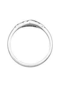 Silverring med en slät, polerad yta. Har en lätt vriden design och ordet "TACKSAM" ingraverat inuti.