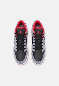 Jordan AIR JORDAN 1 LOW UNISEX - Sneakers basse - black/fire red/cement grey/white