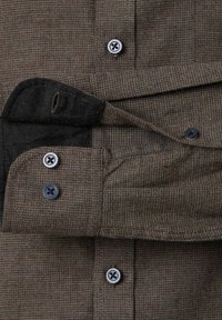 Bruin geruit stof shirtmanchet met drie zwarte knopen, één knoopsgat en een contrasterende zwarte binnenvoering.