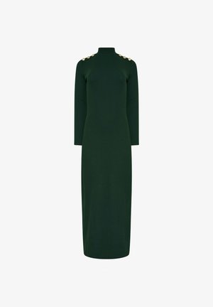 Grøn strikket kjole med høj halsudskæring, trekvartærmer og knapdetaljer på skuldrene. Lige, tætsiddende silhuet.