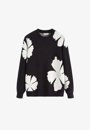 Pull en maille noir avec de grands motifs de fleurs blanches sur le devant, les manches et les épaules, doté d'un col rond et de poignets côtelés.
