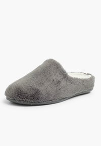 Chausson en fausse fourrure gris avec un dessus doux et texturé et une semelle en caoutchouc lisse. Il présente un design à dos fermé pour un confort et une chaleur accrus.