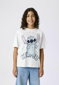 Witte katoenen t-shirt met een grote bedrukte graphic van Stitch, met het woord "STITCH" in meerdere kleuren eromheen. Losse pasvorm.
