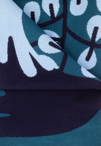 Tkanina z niebiesko-zielonym wzorem w kształty i motywy roślinne. Materiał wydaje się miękki, z tkanym wzorem.