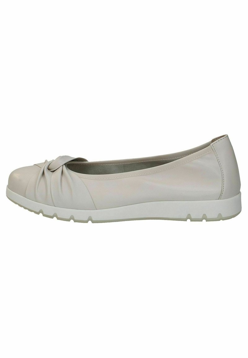 Ballerines beige clair avec un détail noué sur le bout. Fabriquées en cuir lisse, elles présentent une semelle en caoutchouc blanc avec des stries pour une meilleure traction.