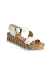 Sandale compensée blanche à lanières avec une boucle dorée, une semelle en espadrille texturée et un repose-pied brun. Présente un design à plateforme pour plus de hauteur.