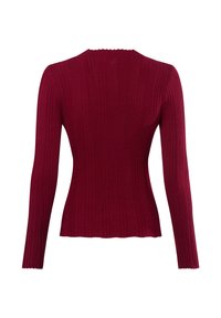 Pull-over en maroon à manches longues, côtelé avec une coupe ajustée. Détail à l'encolure et à l'ourlet en feston. Tissu texturé. Vue arrière simple.