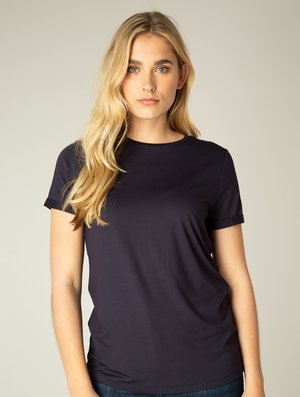Diepblauwe t-shirt gemaakt van zachte, lichtgewicht stof. Heeft een klassieke pasvorm met korte mouwen en een ronde halslijn. Soepele textuur.