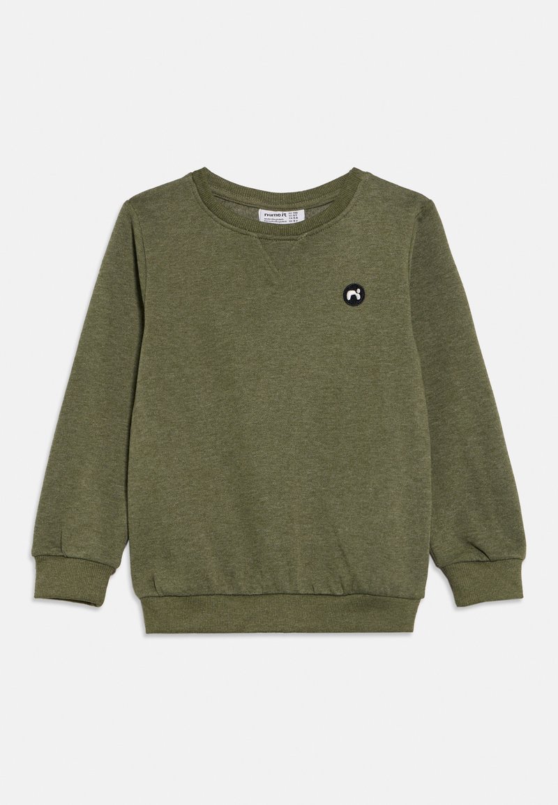 Grüner Sweatshirt aus weichem Stoff mit rundem Ausschnitt, langen Ärmeln und einem kleinen schwarzen runden Aufnäher mit grafischem Design.