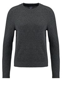 Ciemnoszara sweter wykonany na drutach z okrągłym żeberkowym dekoltem, długimi rękawami oraz żeberkowymi mankietami i dołem. Prosty design, miękka tekstura, brak wzorów i akcentów.