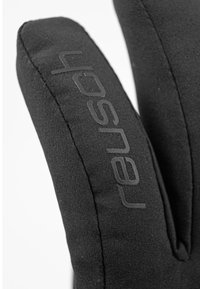 Guantes de tela negros con superficie lisa presentan un logotipo en relieve en el lateral. El diseño incluye compartimentos para los dedos bien definidos.