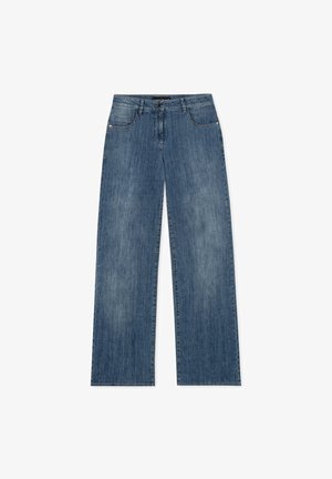 Helle blaue Jeans mit weitem Bein aus Denim, ausgestattet mit Fronttaschen, Gürtelschlaufen, einem Knopfverschluss und subtilen Abnutzungserscheinungen im Stoff.
