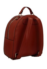 Sac à dos en cuir rouge avec une forme incurvée, double poignée supérieure, bretelles réglables et fermeture éclair en métal doré. Comprend une poche latérale.