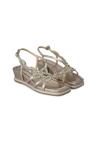 Sandali wedge metallici dorati con un design gioiello sulla cinturini, caratterizzati da una punta aperta e una cinghia alla caviglia. Suola testurizzata per una maggiore aderenza.