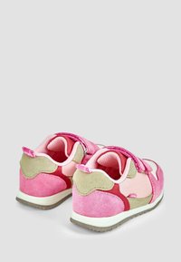 Rosa Wildledersneaker mit einer Kombination aus hellrosa und grünen Akzenten, ausgestattet mit einem Klettverschluss und einem strukturierten Textilfutter.