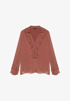 Rynket bluse i støvet rosa, med v-hals, knaplukning, tekstureret stof med små prikker og flagrende ærmekanter.