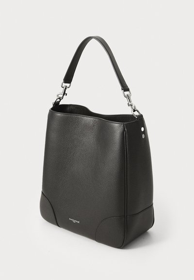 Musta nahkainen olkalaukku, jossa on tekstuuripinta, pyöristetty yläosa, minimaalista hopeaa metalliosaa ja tukevat saumat pohjassa.