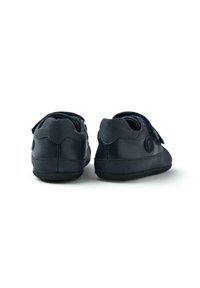 Sneakers in pelle blu navy con una finitura testurizzata, dotati di cinturini in velcro regolabili e una suola in gomma liscia. Vista posteriore che mostra il design.