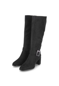 Zwarte leren knie hoge laarzen met een blokhak, pointed toe, een riemaccent met een vierkante gesp en een ritssluiting aan de zijkant.