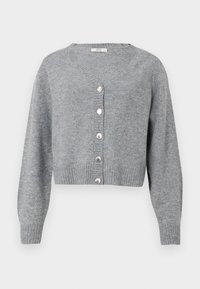 Helle graue, langärmlige, kurz geschnittene Strickjacke mit V-Ausschnitt, gerippten Bündchen und Saum sowie sechs perlenähnlichen Knöpfen auf der Vorderseite.