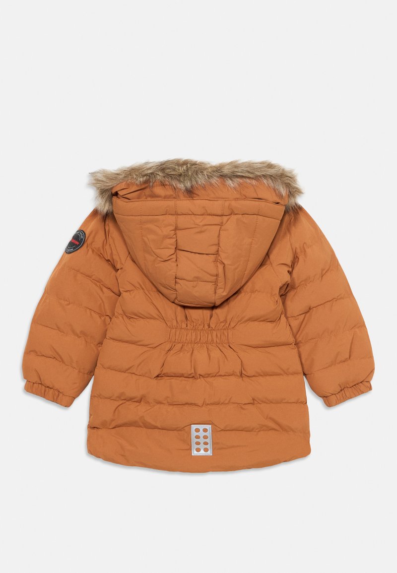 Orangene gefütterte Jacke mit einer Kapuze aus Kunstfell, tailliertem Schnitt und elastischen Bündchen. Verfügt über ein Logo-Patch und einen rechteckigen Akzent auf der Rückseite.