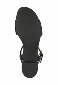 Sort sandal med gummisål, glat tekstur og subtil bølgemønster. Har en ankelrem og akcent i guldfarve.