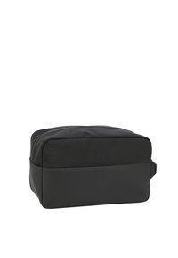 Bolso negro con un panel superior texturizado y base de PVC suave. Forma rectangular, cierre con cremallera y asa lateral para un fácil transporte.
