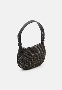 Borsa a tracolla nera intrecciata con una forma strutturata, manico in pelle e chiusura con zip. Presenta dettagli metallici e una finitura in tessuto texturizzato.