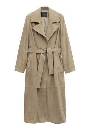 Trench coat lungo in camoscio beige con ampi revers, due tasche frontali e cintura abbinata annodata in vita, mostrato su uno sfondo bianco.